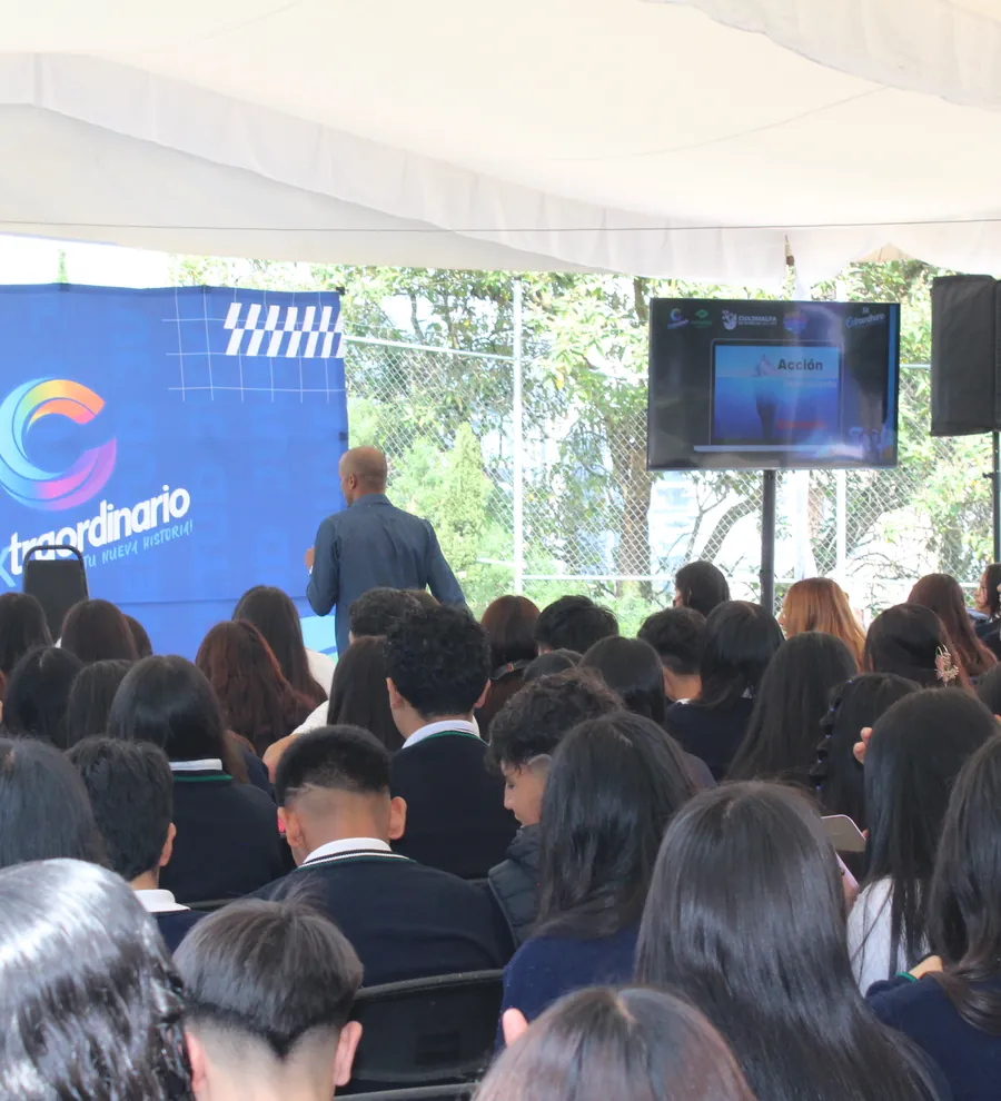 Jornada de Sé Extraordinario: conferencista frente a cientos de estudiantes